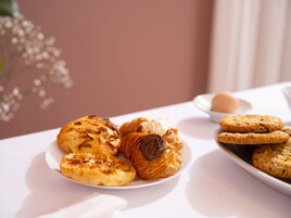 Un plato de pasteles y galletas sobre una mesa.