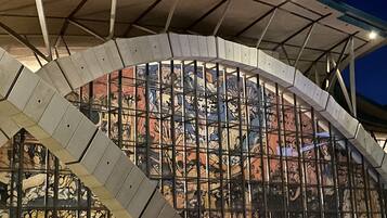 Ein modernes Gebäude mit einer geschwungenen Fassade und einer Reihe geometrischer Muster.