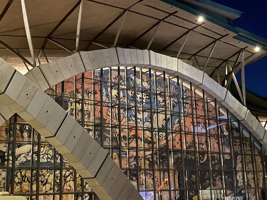 Ein modernes Gebäude mit einer geschwungenen Fassade und einer Reihe geometrischer Muster.