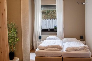 Lägenhet (Middle Apartment) | Allergitestade sängkläder, skrivbord och mörkläggningsgardiner