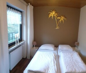 Căn hộ (Middle Apartment) | Bộ đồ giường kháng dị ứng, bàn, màn/rèm cản sáng 