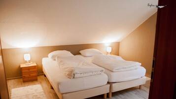 Apartment (Upstairs Apartment) | Allergikerbettwaren, Schreibtisch, Verdunkelungsvorhänge