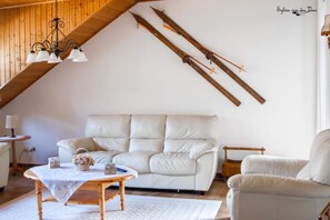 Departamento (Upstairs Apartment) | Área de sala de estar | Televisión de pantalla plana 