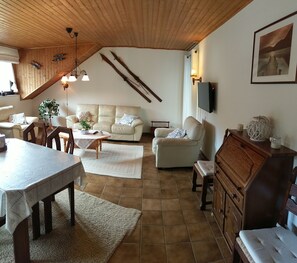 Căn hộ (Upstairs Apartment) | Khu phòng khách | TV màn hình phẳng 