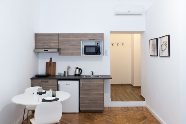 Studio | Eigene Küche | Kühlschrank, Mikrowelle, Herdplatte, Kochgeschirr/Geschirr/Besteck