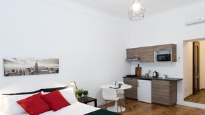 Unclassified image, 2 of 6, button - New 1 Bedroom Apartment Central Station (Milan)