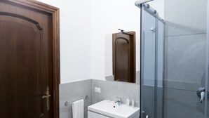 Unclassified image, 5 of 6, button - New 1 Bedroom Apartment Central Station (Milan)