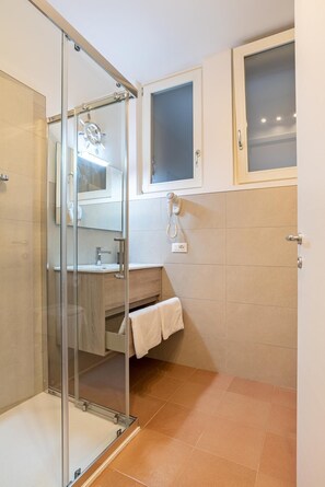 Regadera, amenidades de baño gratuitas, secadora de cabello, bidet 