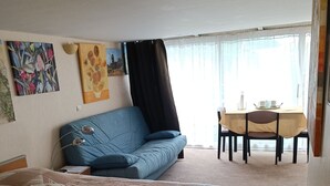 Espacio para trabajar con laptop y cortinas blackout 