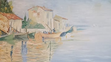Un paysage côtier avec des bateaux et des bâtiments au bord de l’eau.