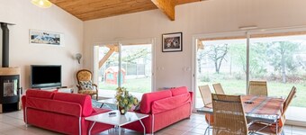 Spacious 4-Bedroom Home with Forest Access, Large Terrace, and Modern Amenities in Biscarrosse