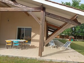 Outdoor dining - Spacious 4-Bedroom Home with Forest Access, Large Terrace, and Modern Amenities in Biscarrosse (Biscarrosse)