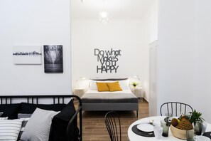 Studio | Bàn ủi/dụng cụ ủi quần áo, nôi (giường cho trẻ sơ sinh) miễn phí