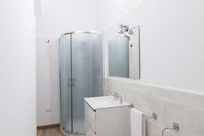 Studio | Phòng tắm | Buồng tắm vòi sen, khăn tắm