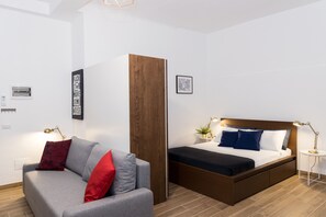 Studio | Bàn ủi/dụng cụ ủi quần áo, nôi (giường cho trẻ sơ sinh) miễn phí 