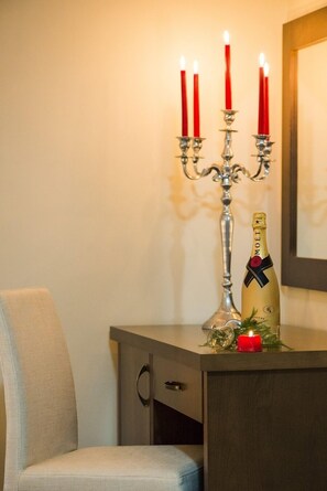Habitación doble Deluxe, balcón | Servicios de la habitación