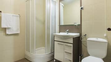 Regadera, secadora de cabello, batas, pantuflas