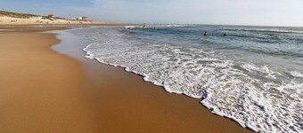 Seaside T3 Apartment with Pool, Sauna, and Parking in Biscarrosse