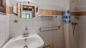 A bathroom with a sink, mirror, shower, and a towel rack. - Charming 4-Person Home, Quiet Area Near Beaches, Biscarrosse (Biscarrosse Plage)