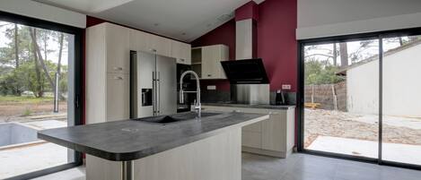 Een koelkast, een microgolfoven, een oven, een kookplaat