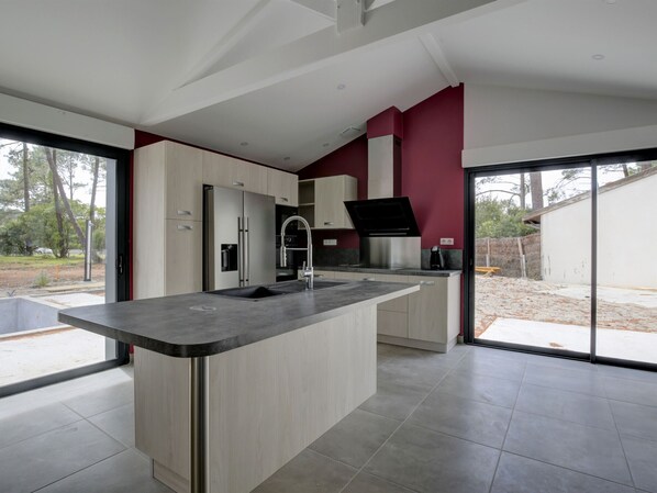 Réfrigérateur, micro-ondes, four, plaque de cuisson