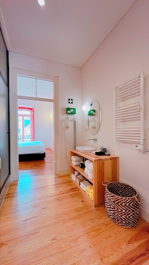 Premium Apartment, 2 Bedrooms, Pool View (2D) | Bathroom | Shower, rainfall showerhead, free toiletries, hair dryer