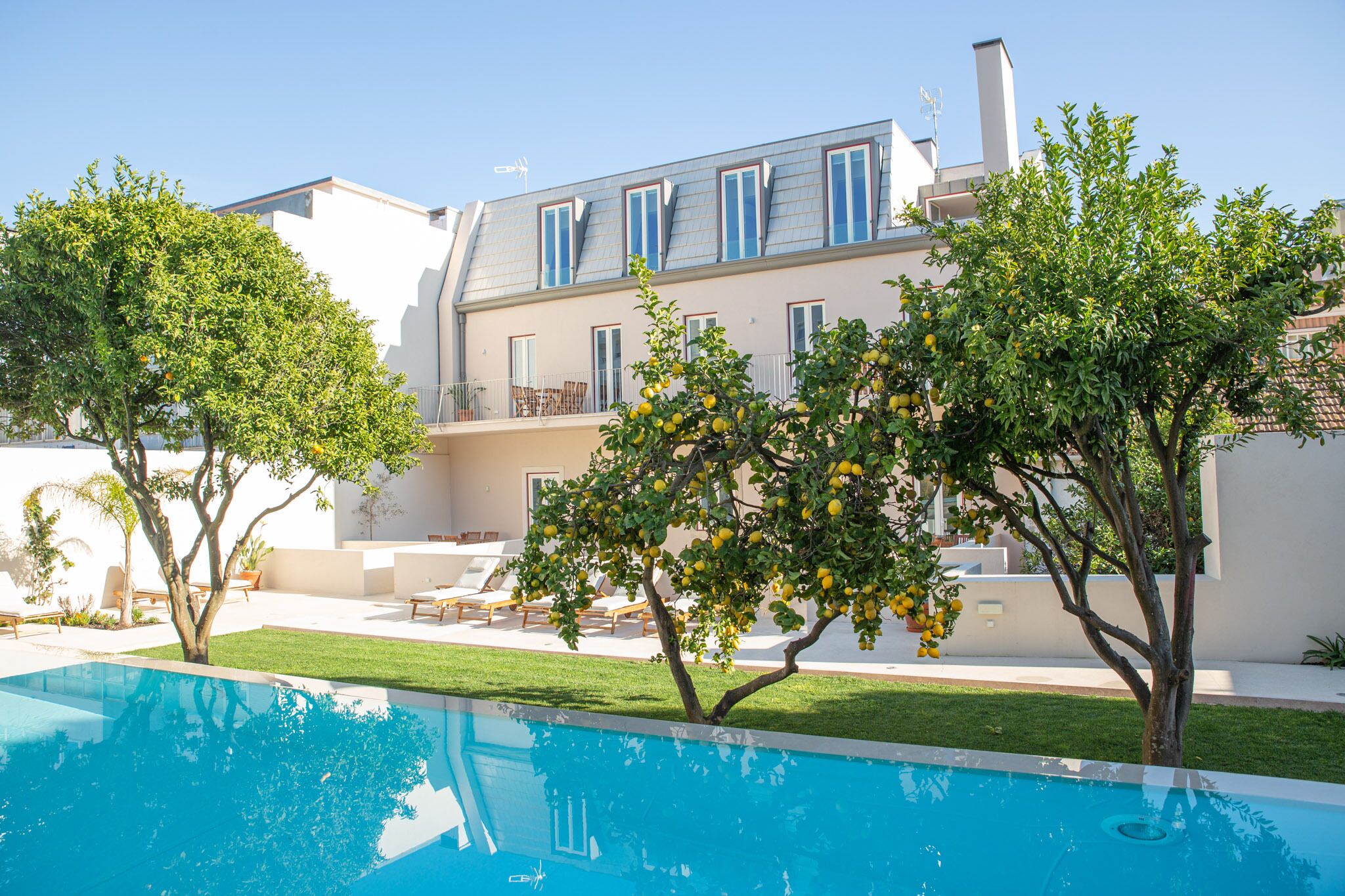 Outdoor pool, pool umbrellas, sun loungers