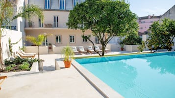 Piscina externa, guarda-sóis, espreguiçadeiras