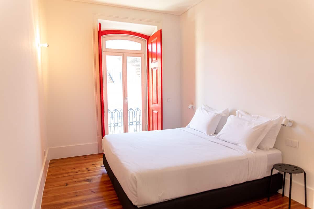 2 bedrooms, hypo-allergenic bedding, down duvets, pillow-top beds