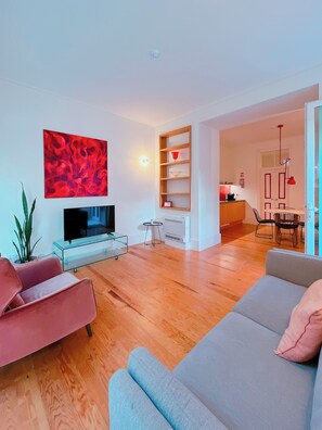 Premium-Apartment, 2 Schlafzimmer, Blick auf den Innenhof (1D) | Wohnbereich | Kinderspielzeug, Bücher