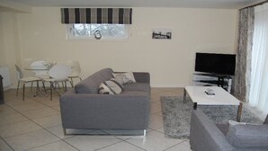 Flat-screen TV - Thistle Lane Apartments - Town & Country (Aberdeen)