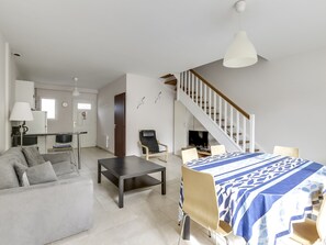 TV - Modern T3 House, 300m from Beach - Sleeps 6, South-Facing Terrace, BBQ, Private Parking, No Pets (Biscarrosse Plage)