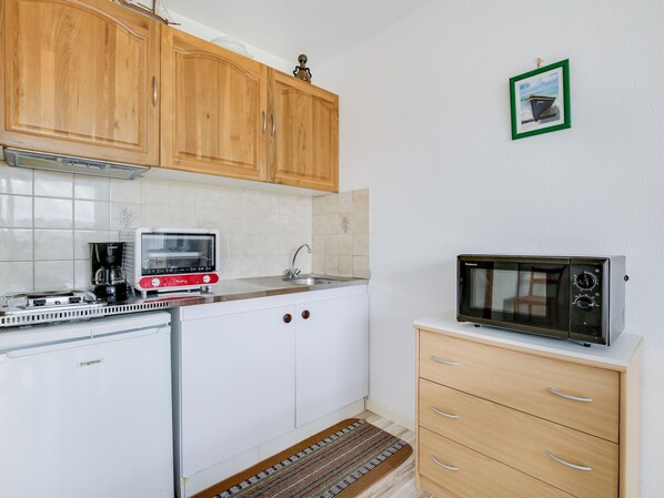 Réfrigérateur, four à micro-ondes, un four, surface de cuisson