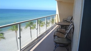 Ein Balkon mit Blick auf Strand und Meer.