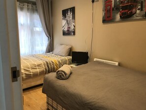 Basic Apartment | Seterika/papan seterika, katil bayi/kot (percuma), Wi-fi percuma 