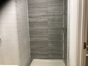 Studio Apartment | Bathroom shower - Cultural quarter apartments (Leicester)