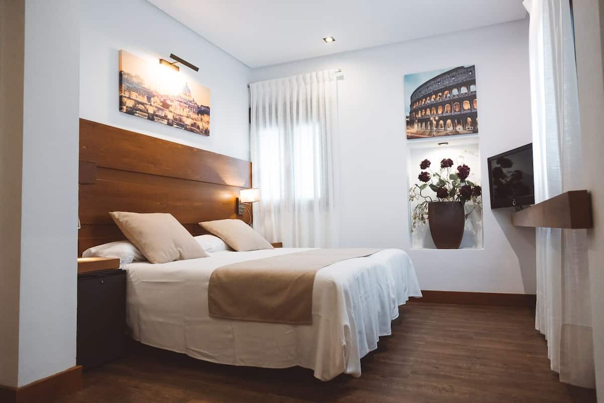 Standard Double Room | Minibar, individually decorated, individually furnished, blackout drapes