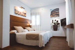 Habitación estándar doble | Minibar, decoración individual, mobiliario individual y cortinas opacas