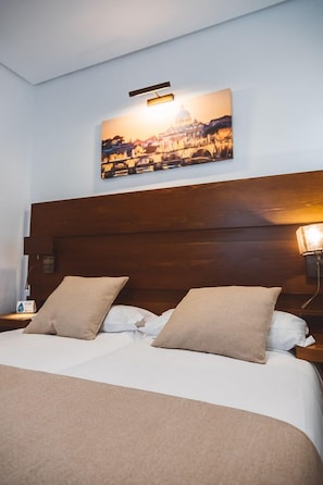 Phòng đôi Tiêu chuẩn | Minibar, trang trí khác biệt, trang bị nội thất với thiết kế riêng biệt 