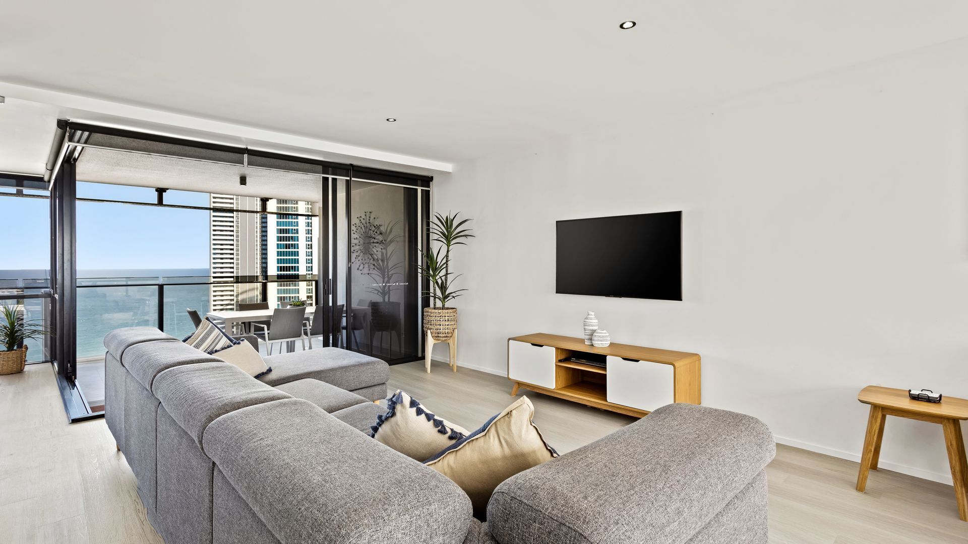 Circle on Cavill 37th Floor Ocean and River Views