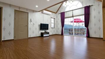 Biệt thự (Pysis) | Khu phòng khách | TV màn hình phẳng, sàn nhà có sưởi