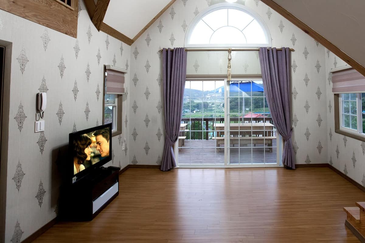 Villa (Leo) | Área de sala de estar | Televisión de pantalla plana y piso con calefacción