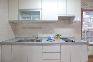 Villa (Pysis) | Private kitchen | Fridge, microwave, stovetop, rice cooker - lastella Pension (Incheon)