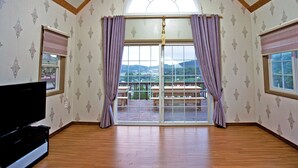 Villa (Leo) | Living area | Flat-screen TV, heated floors