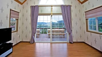 Villa (Leo) | Living area | Flat-screen TV, heated floors