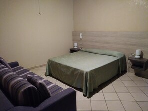 Trippelrum | Skrivbord, gratis barnsängar och sängkläder