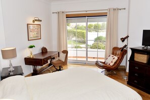 1 soverom, skrivebord, strykejern/-brett og reiseseng for barn