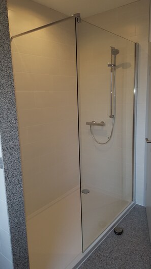 Appartement (Bacchus) | Badkamer met douche