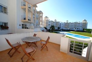 Outdoor dining - Turtle - 3 bedroom apartment in Nazaré with 2 shared pools and private terrace (Nazaré)