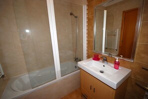 Combined shower/tub, hair dryer, towels, toilet paper - Turtle - 3 bedroom apartment in Nazaré with 2 shared pools and private terrace (Nazaré)